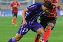 九游娱乐视频-包含两队在球场上角逐激烈胜负将在一瞬间分晓的词条