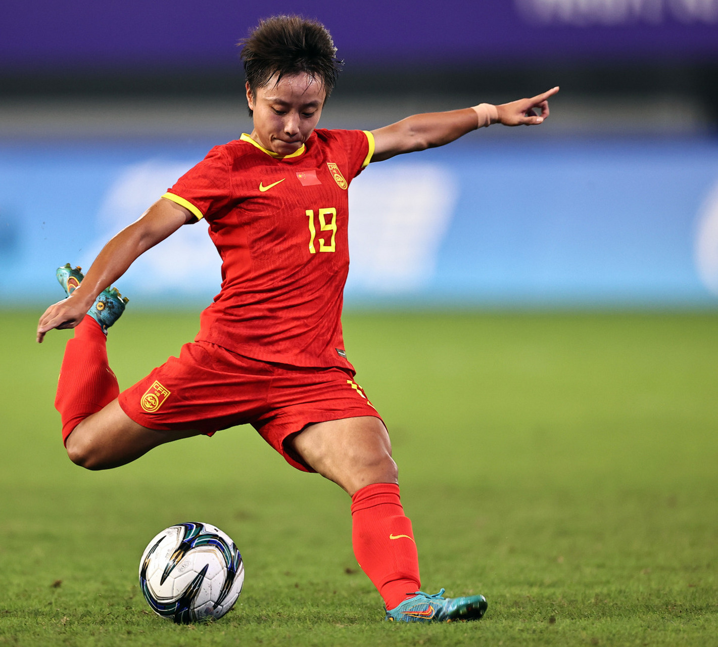 关于女足赛场上球员表现出色,赢得观众掌声的信息 关于女足赛场上球员表现出色,赢得观众掌声的信息