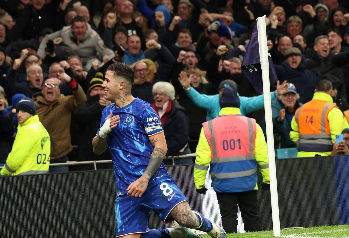 包含切尔西中场连续受伤，主帅面临逼近危机的词条