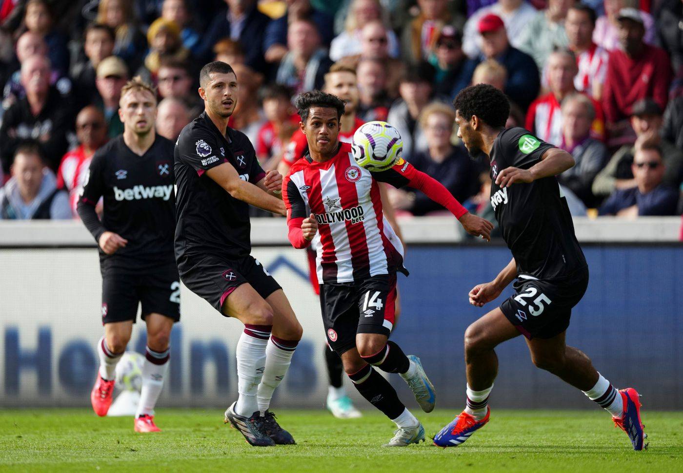 包含富勒姆顽强拼搏，英超比赛中摆出鏖战之姿的词条