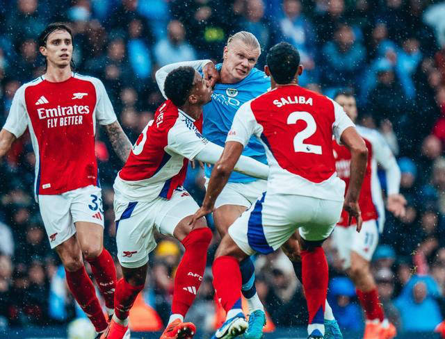 曼城后防连续犯错，瓜迪奥拉怒斥球员