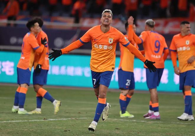 包含山东泰山在主场取得胜利，进入前四的词条