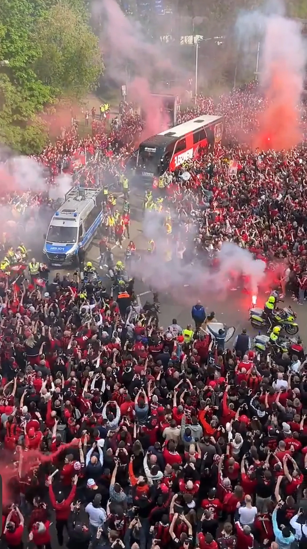 夺顶冠：勒沃库森领跑德甲积分榜的简单介绍