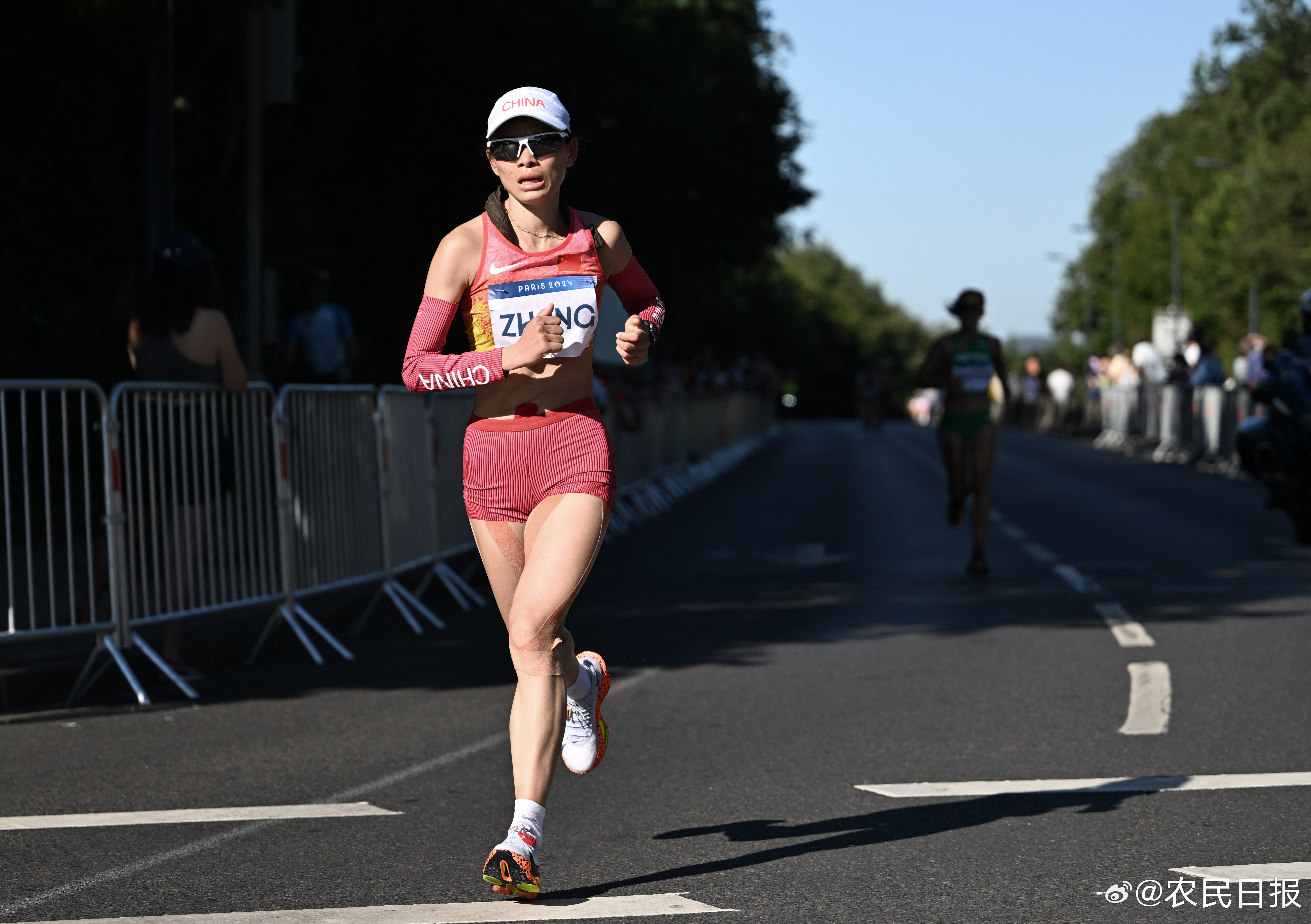 全力奔跑！女子田径选手冲刺领先的简单介绍