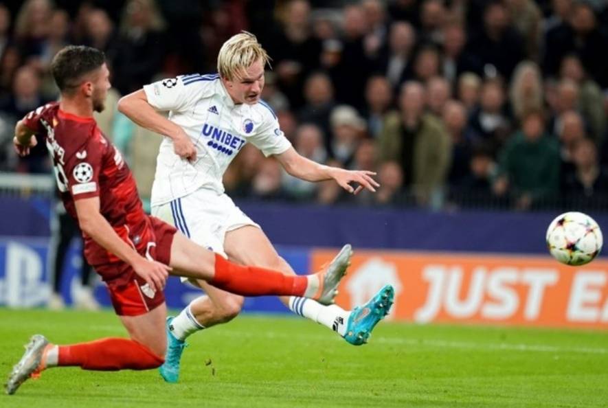 芬兰球队在比赛中击败对手,取得胜利 芬兰球队在比赛中击败对手,取得胜利