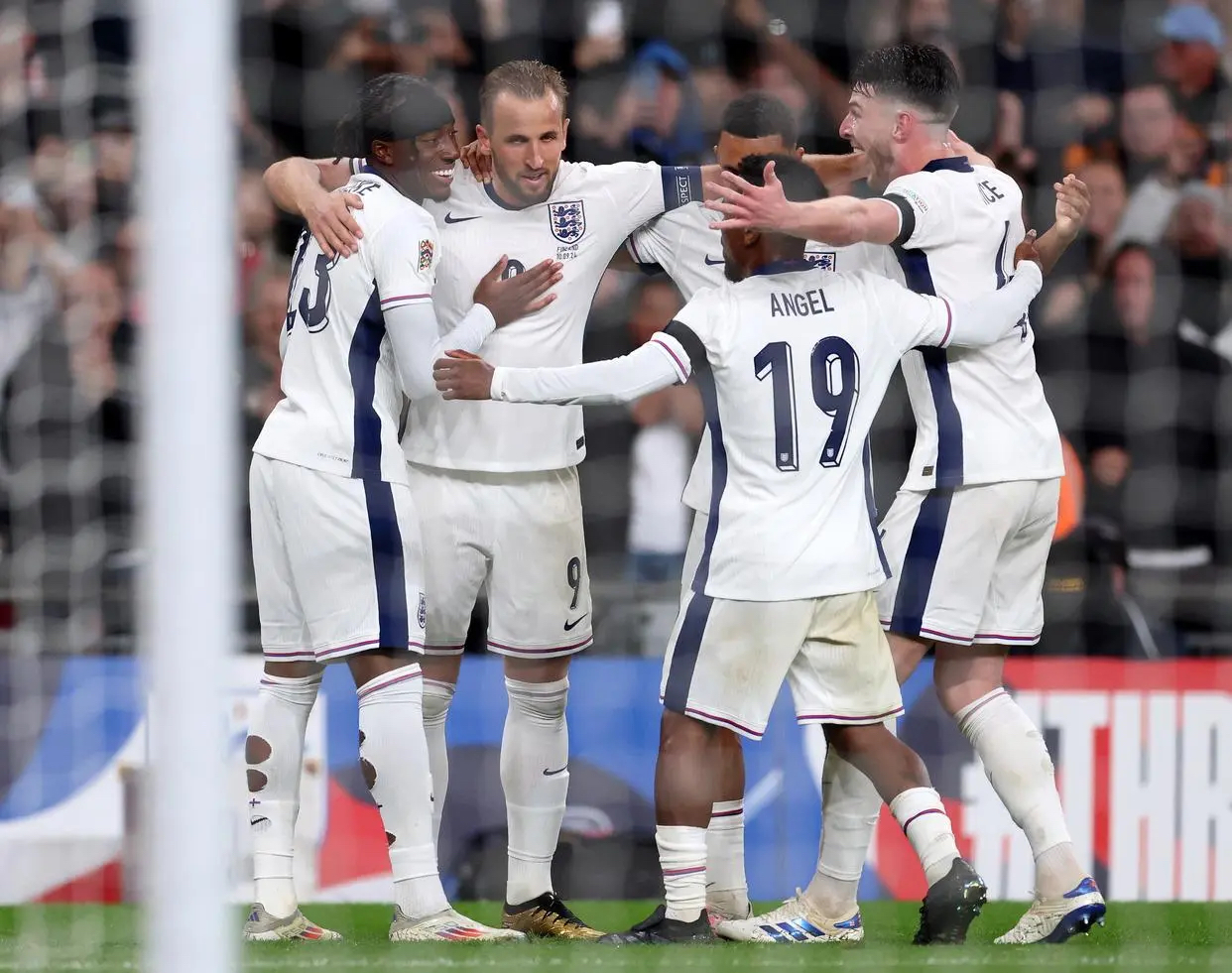 芬兰球队在比赛中击败对手,取得胜利 芬兰球队在比赛中击败对手,取得胜利