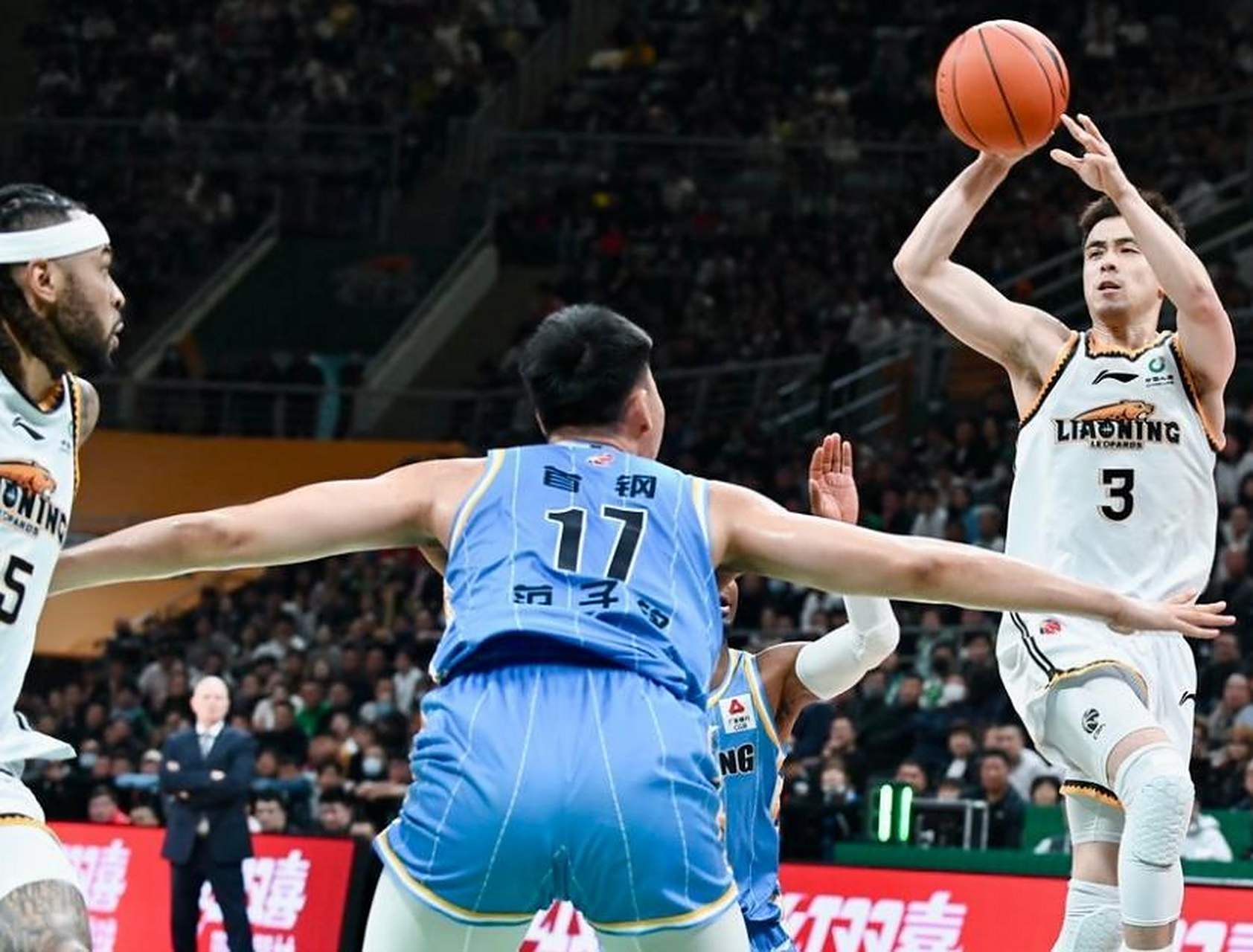 湖北队在主场苦战击败辽宁男篮