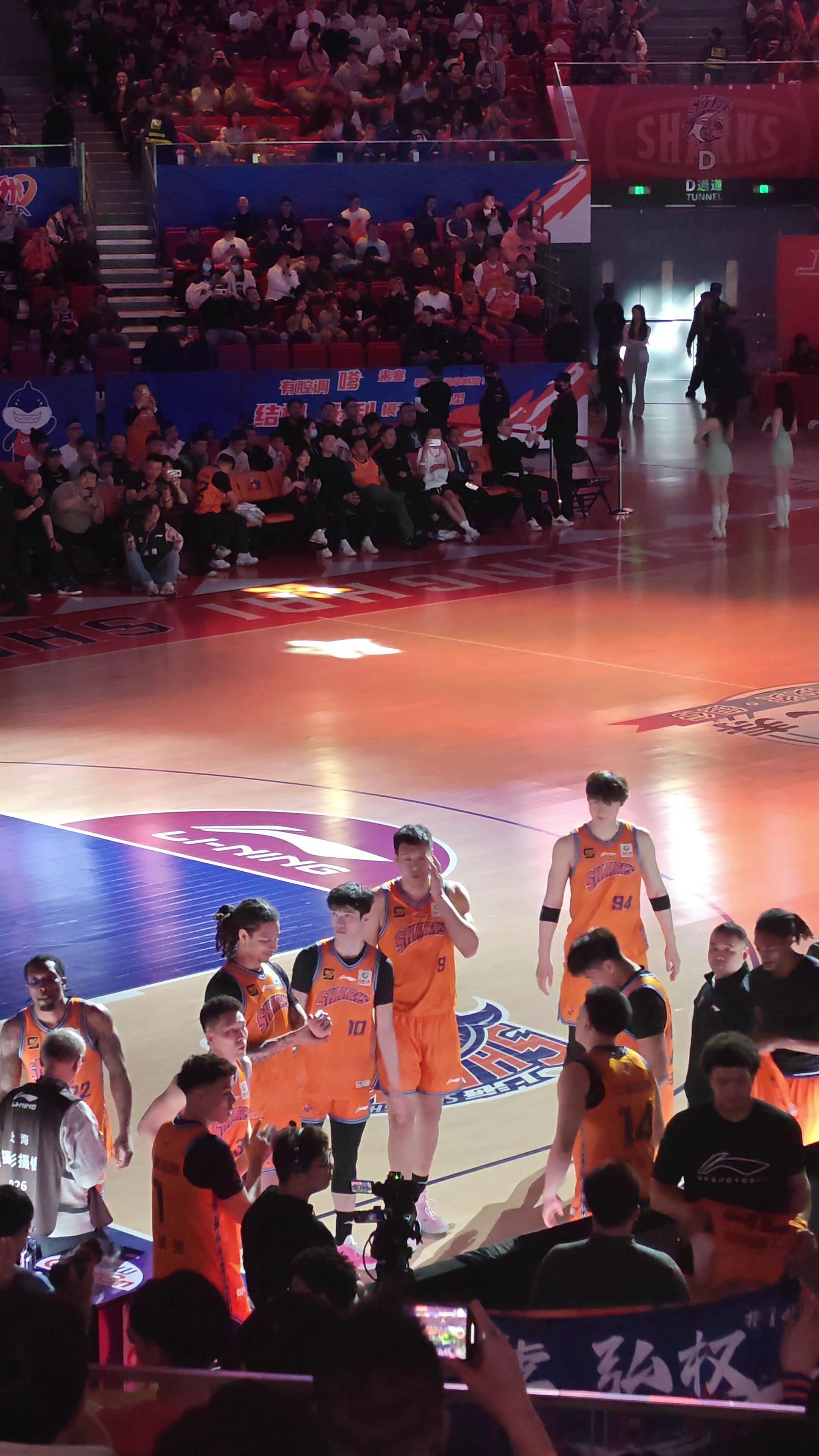 CBA季后赛门票抢手，球迷热情高涨！