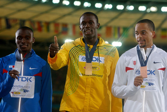 包含巴西队引领风暴，登顶颁奖台的词条