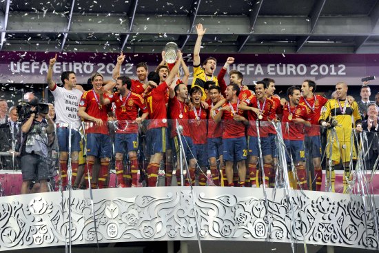 包含巴西队引领风暴，登顶颁奖台的词条