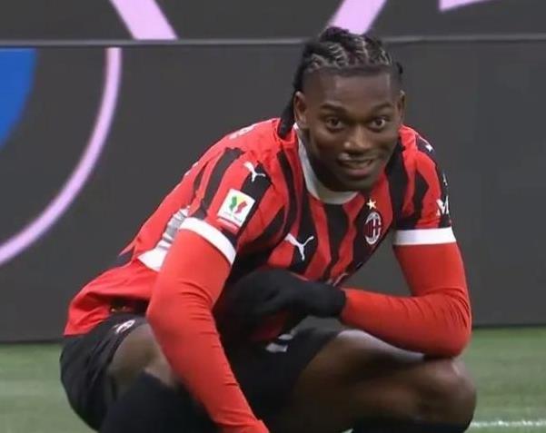 足球场上的风云变幻引起观众热烈讨论