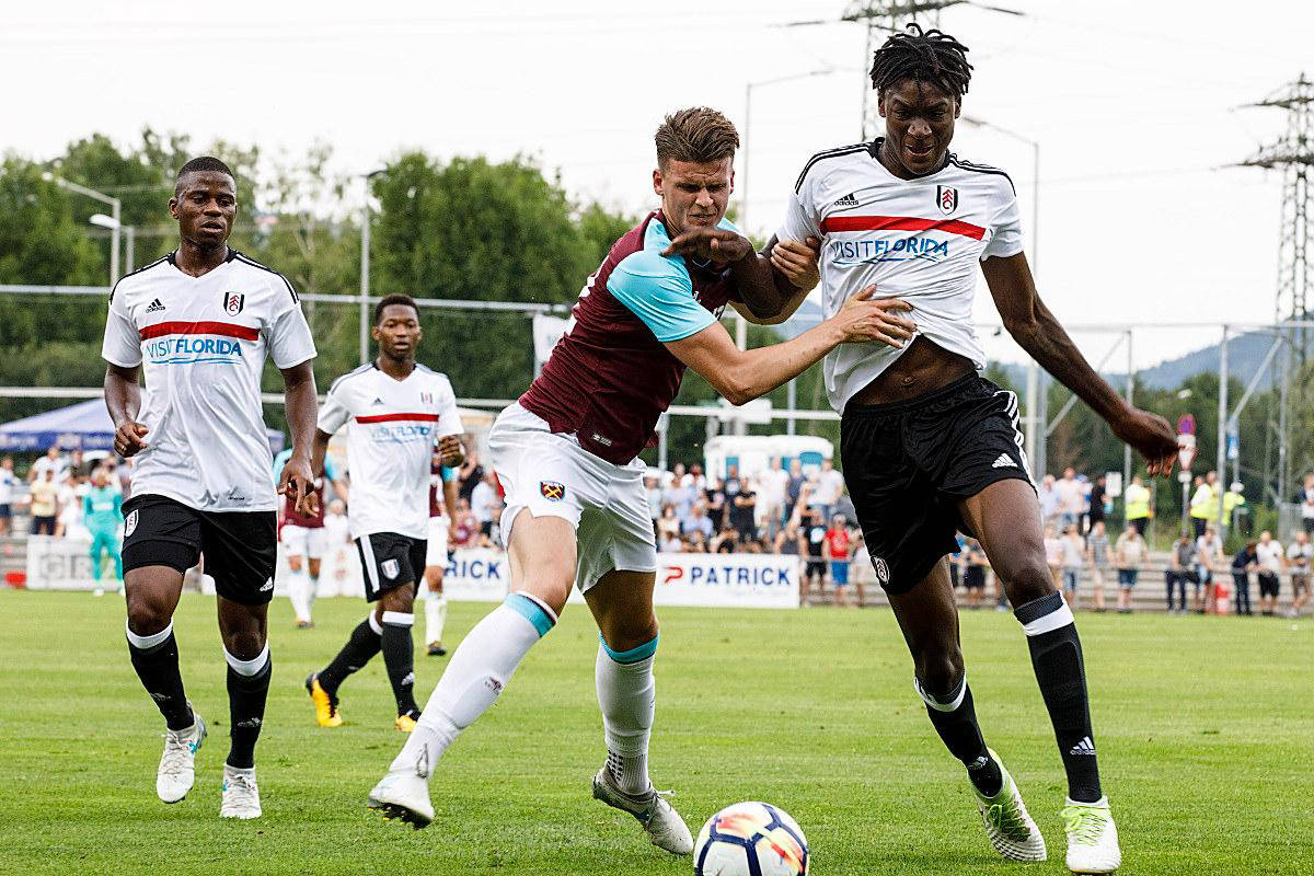 曼联明星新援在比赛中表现出色，助球队取胜