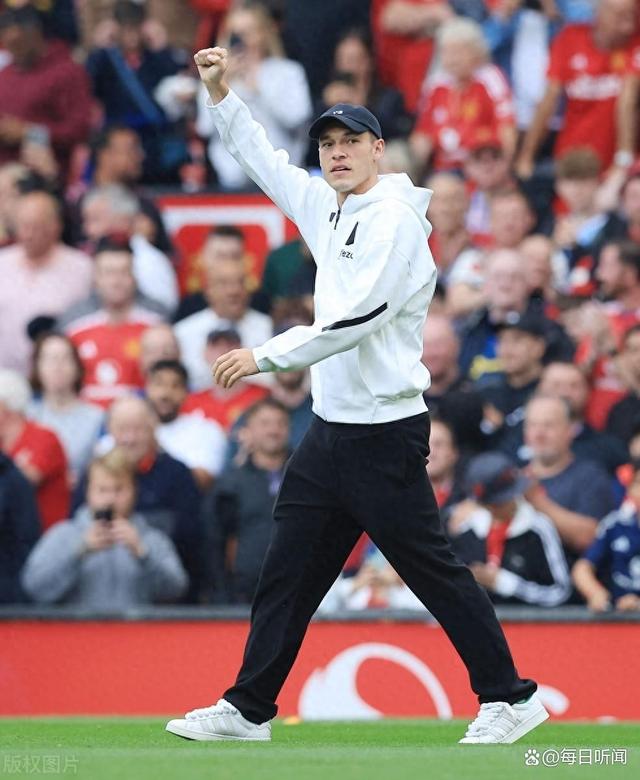 曼联明星新援在比赛中表现出色，助球队取胜