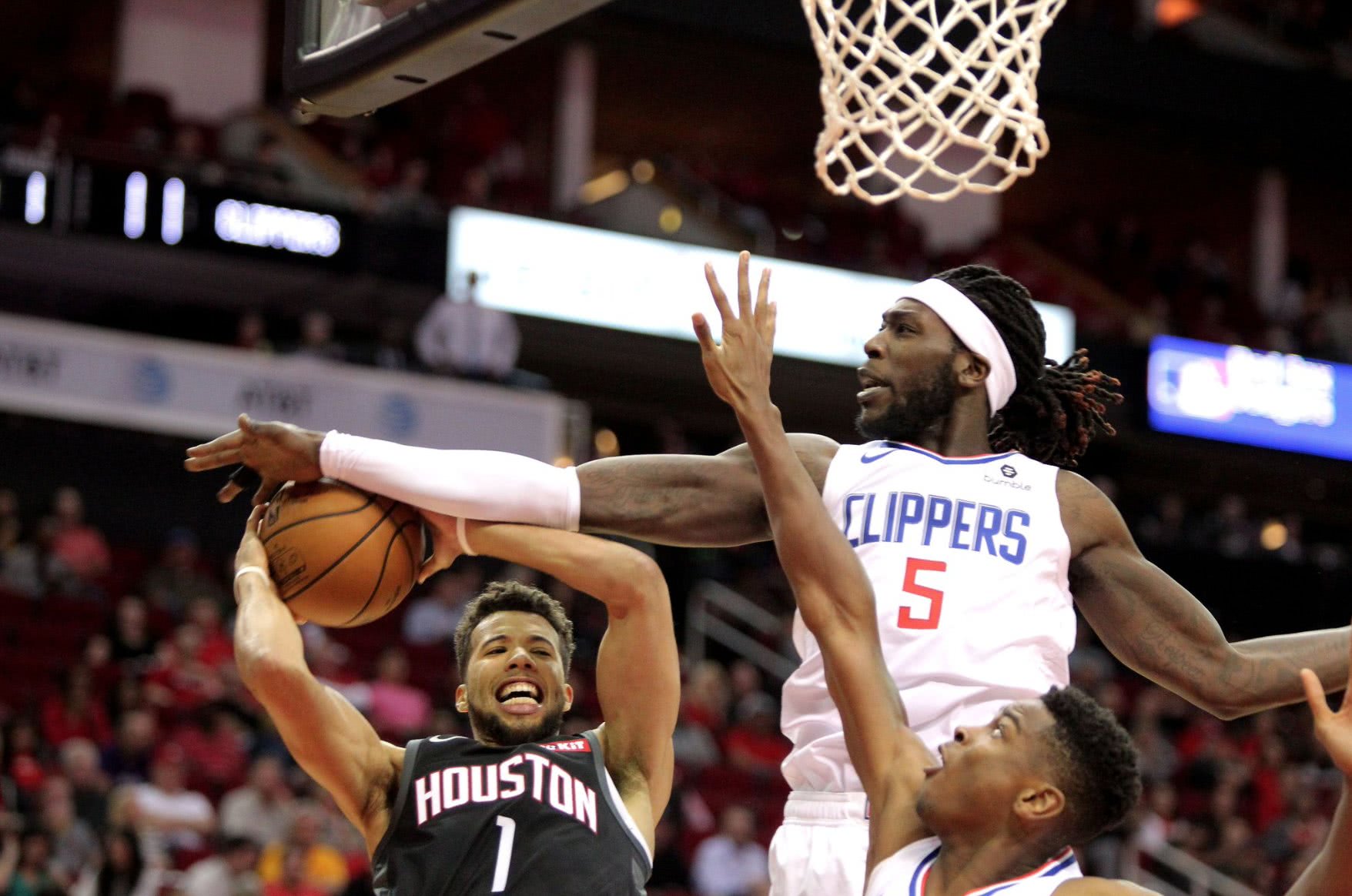 关于火箭队客场逆转夺冠，球迷欢呼不已的信息