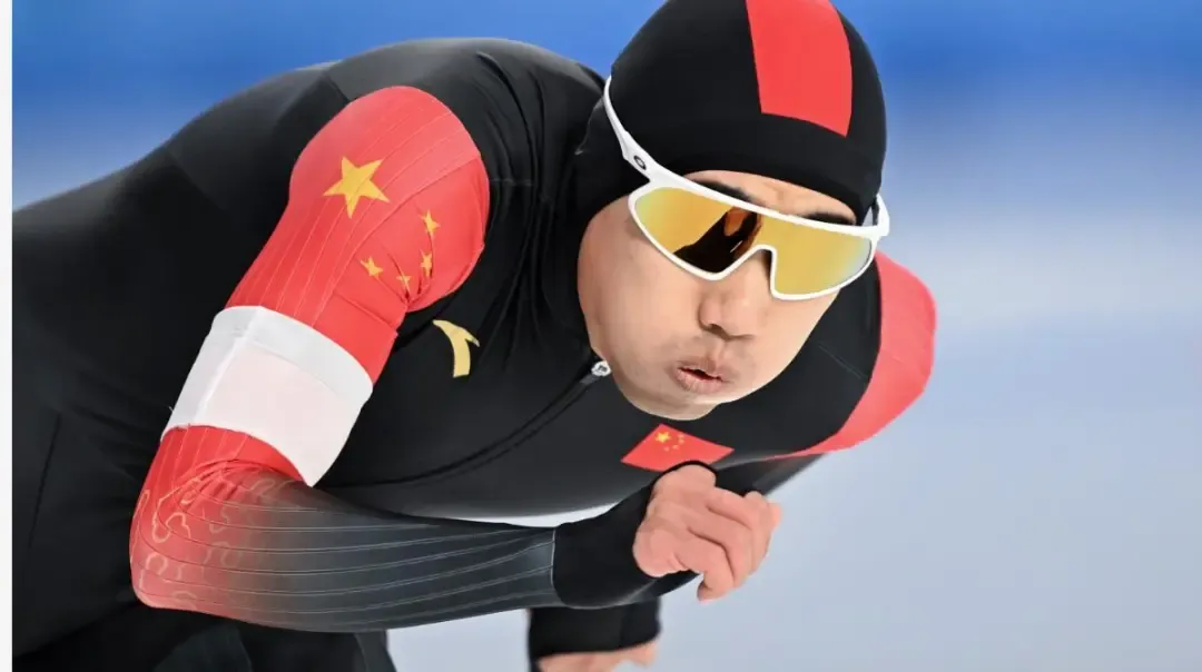 包含轮滑速滑选手突破自我，赢得观众喝彩的词条