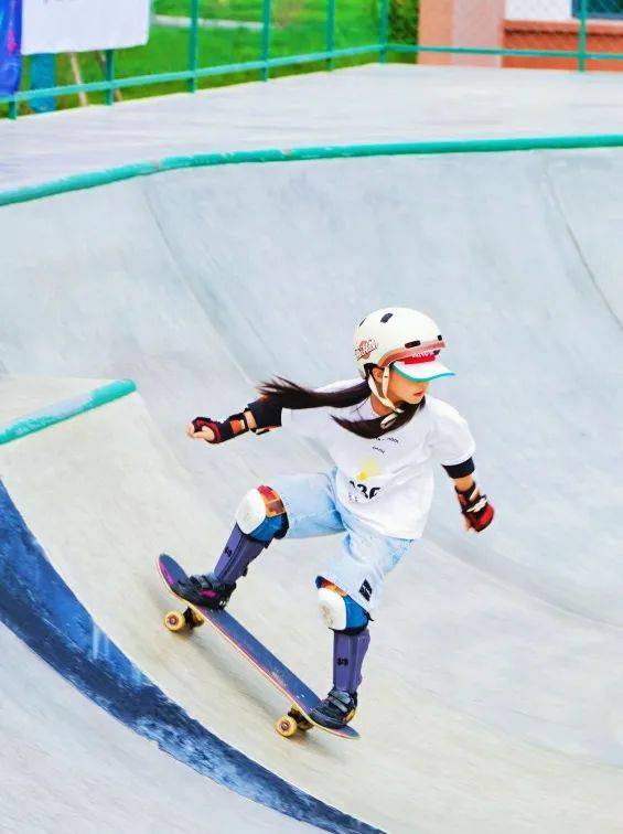 包含轮滑速滑选手突破自我，赢得观众喝彩的词条