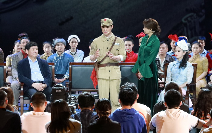 幕后故事大幕拉开，选手经历令人感动的简单介绍