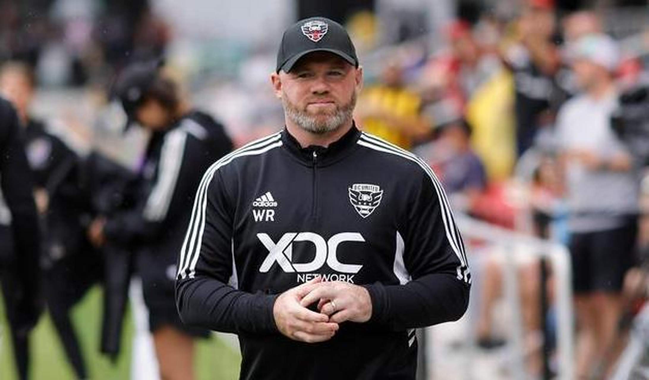 包含曼联传奇球星鲁尼宣布退役，球迷感动不已的词条