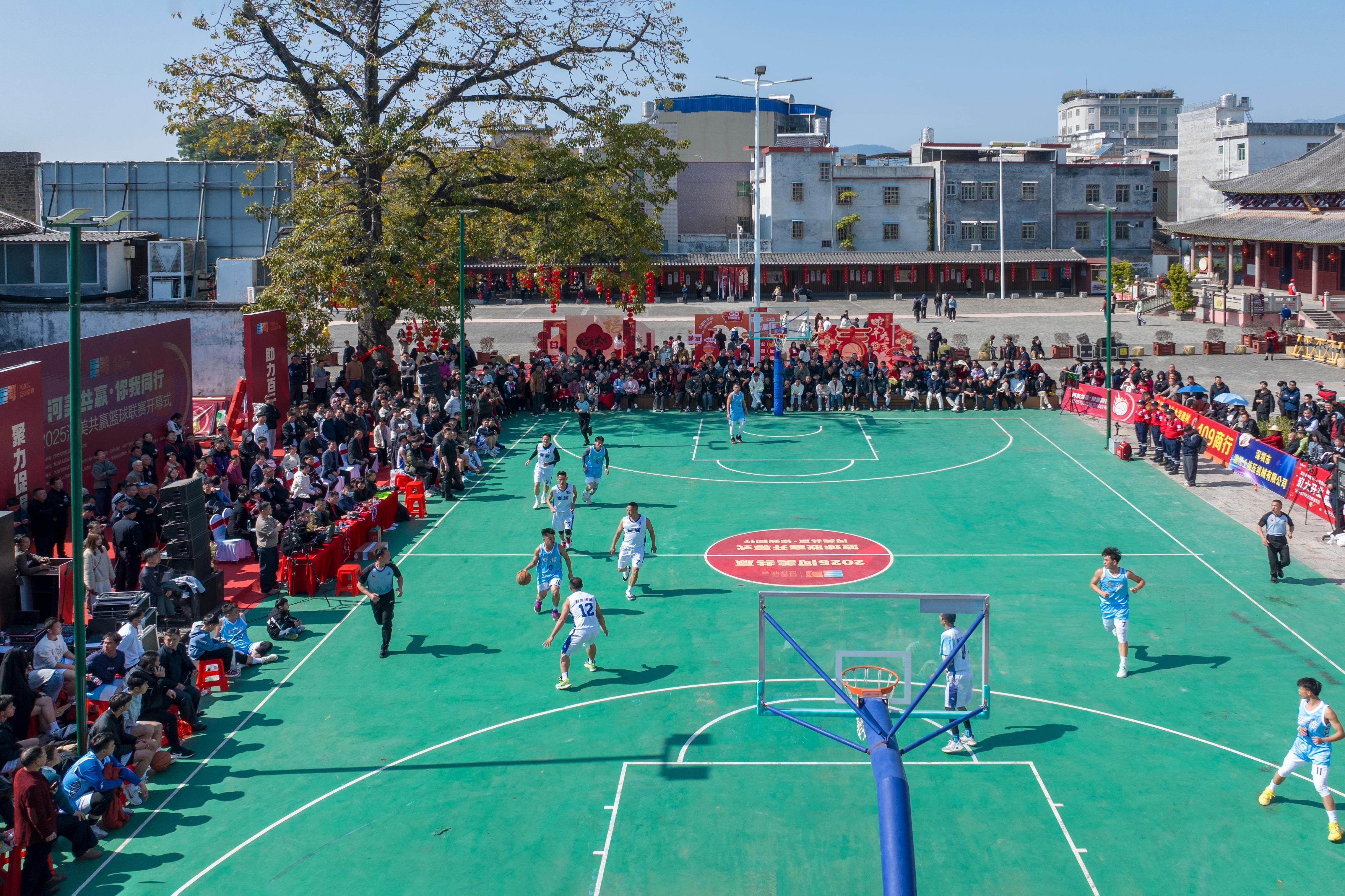 现场观众欢呼雀跃，场面火爆