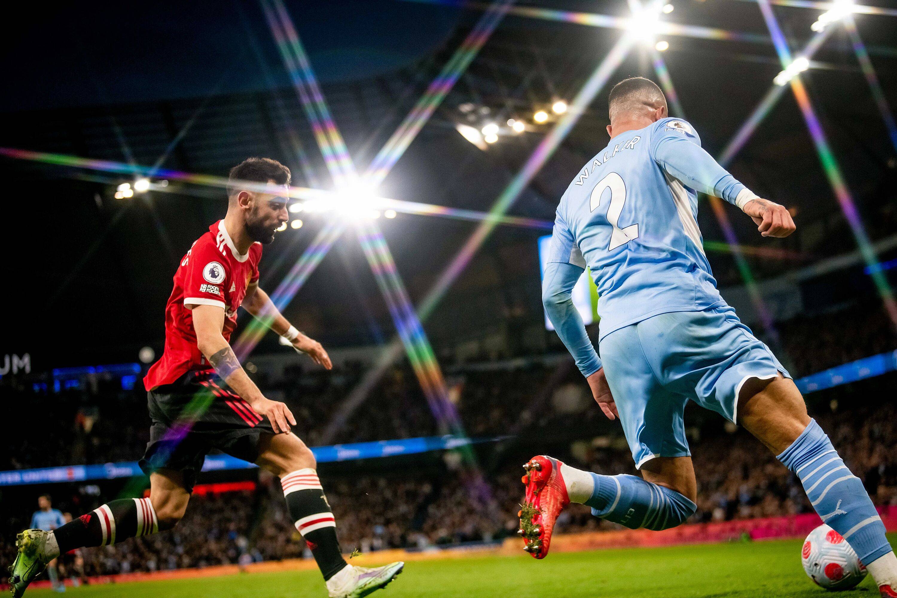 包含曼联客场大胜，继续保持联赛领先地位的词条