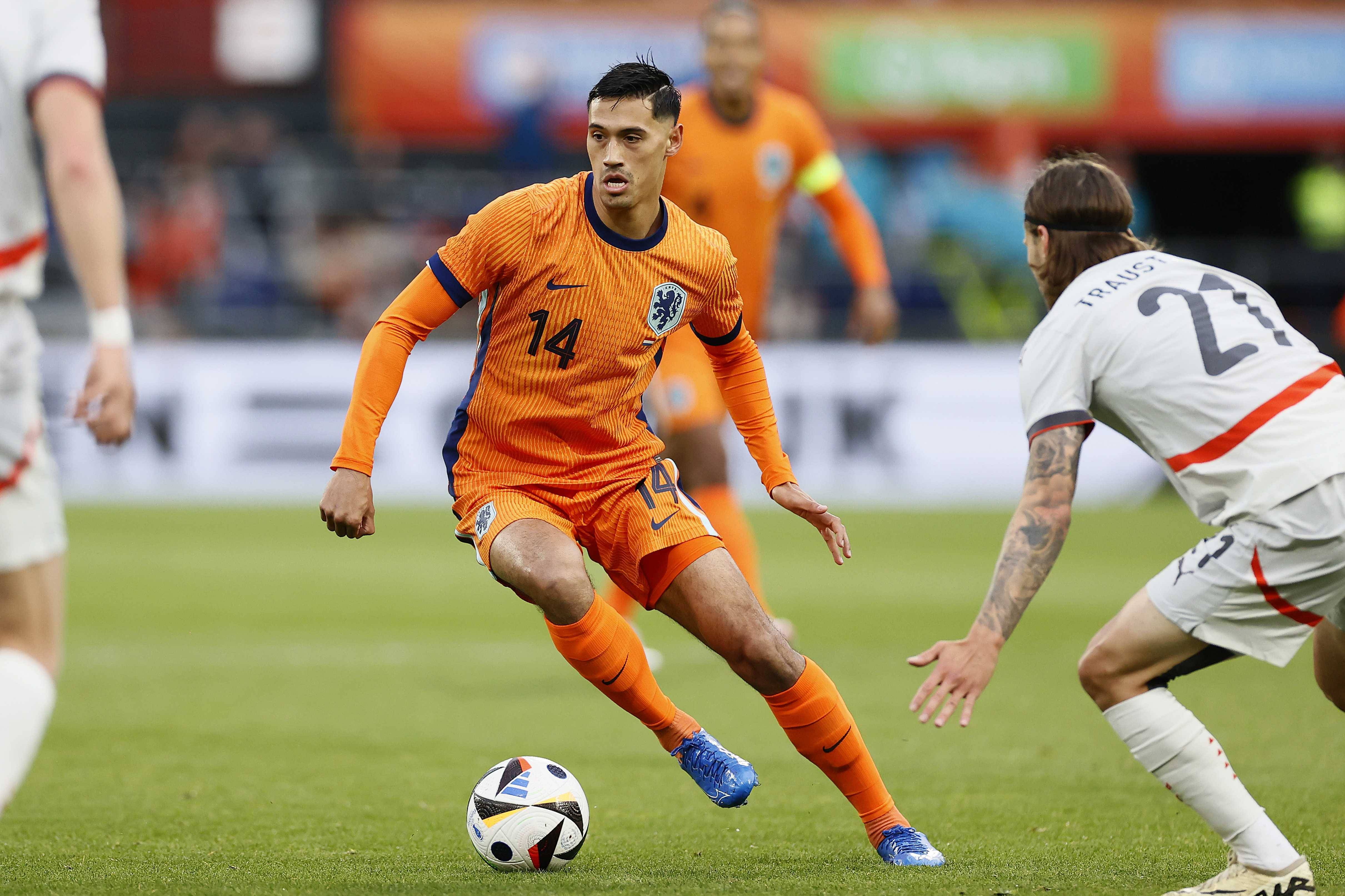 荷兰篮球锦标赛开幕，球员热情拼搏的简单介绍