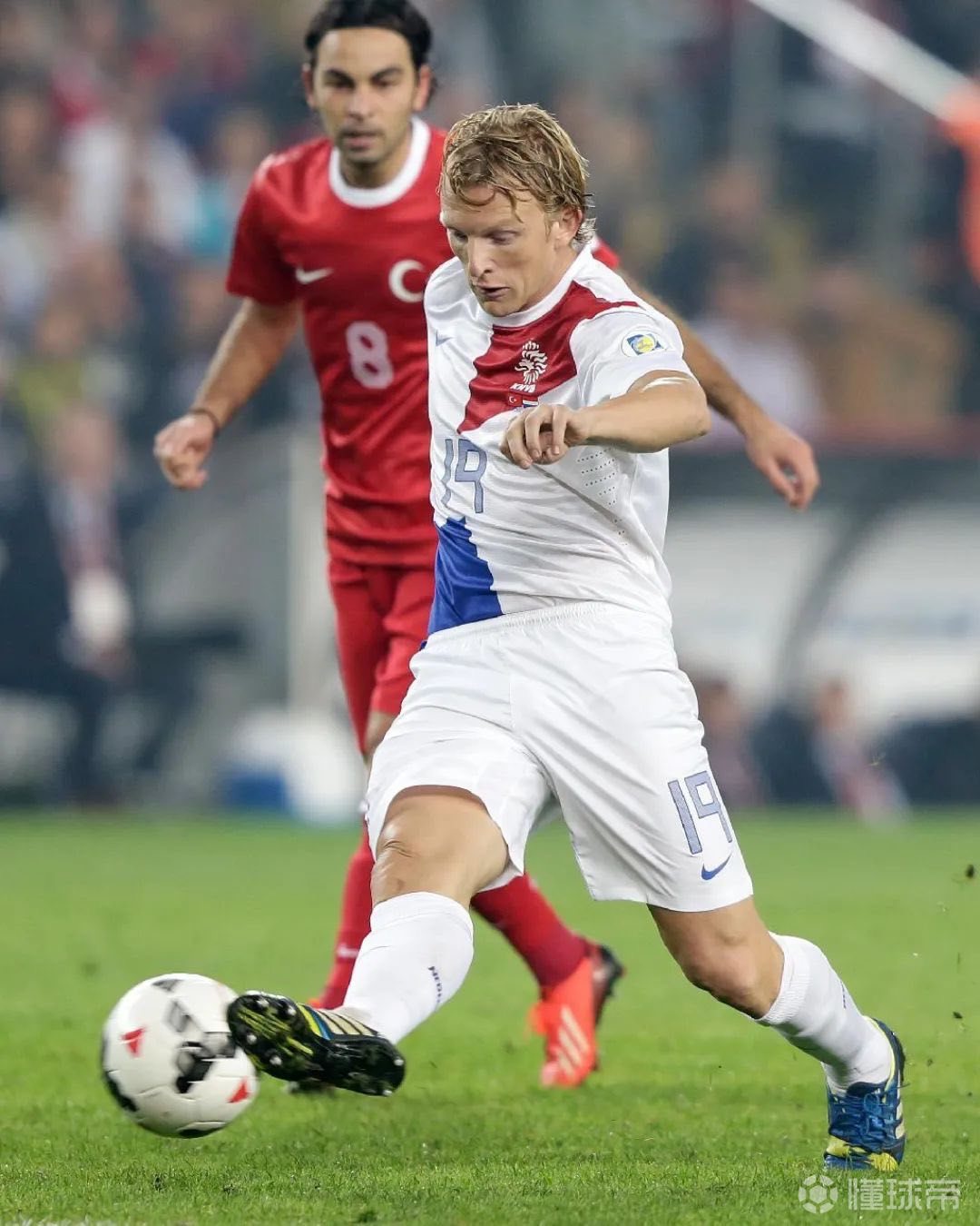 荷兰篮球锦标赛开幕，球员热情拼搏的简单介绍