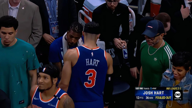 包含尼克斯连续遭遇惨败，球迷高喊“求换教练”的词条