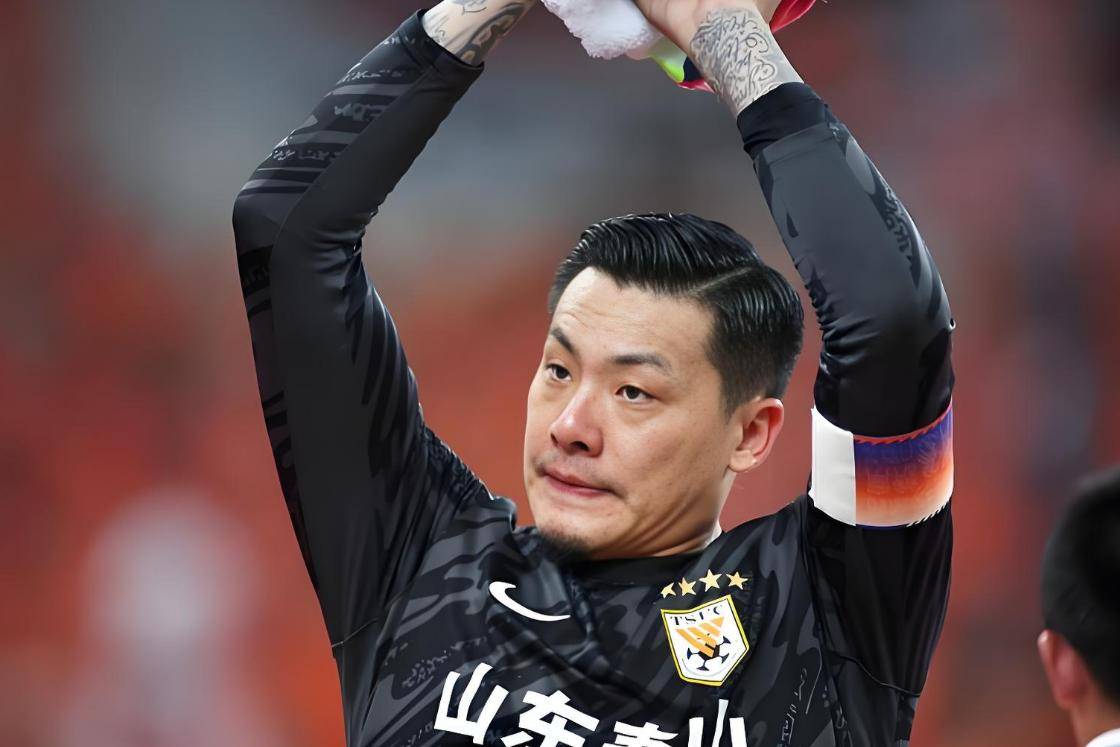 关于大连人攻防兼备，成为中超黑马的信息