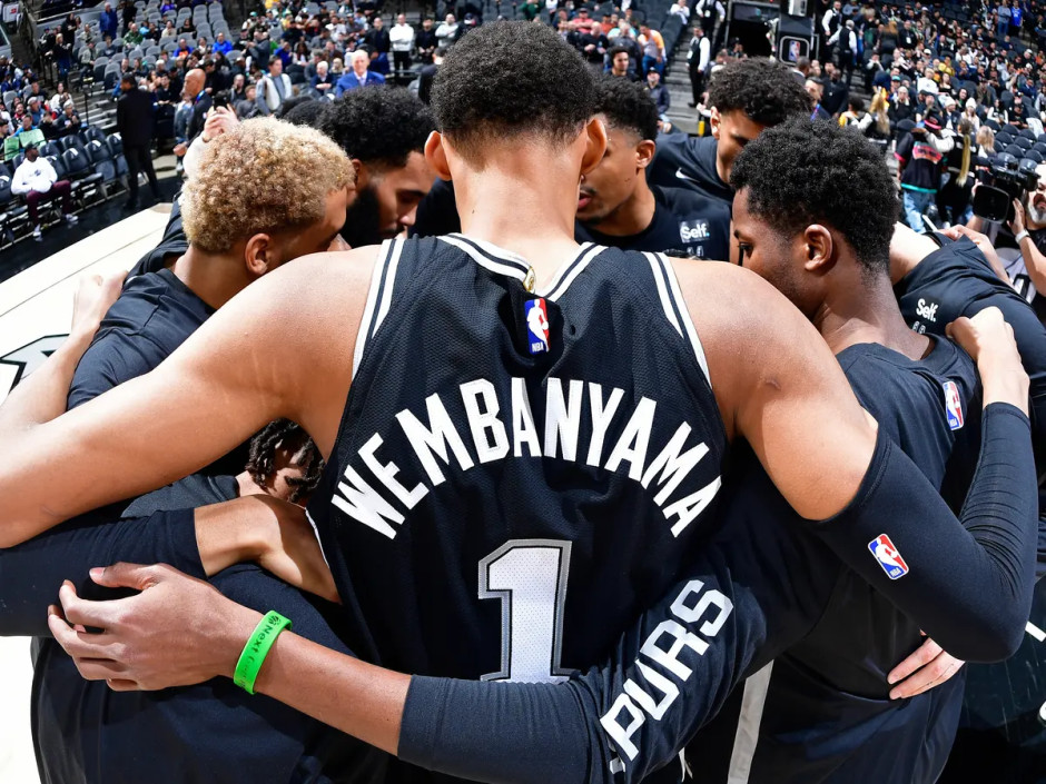 赛季胜利不断，马刺队引领全场的简单介绍