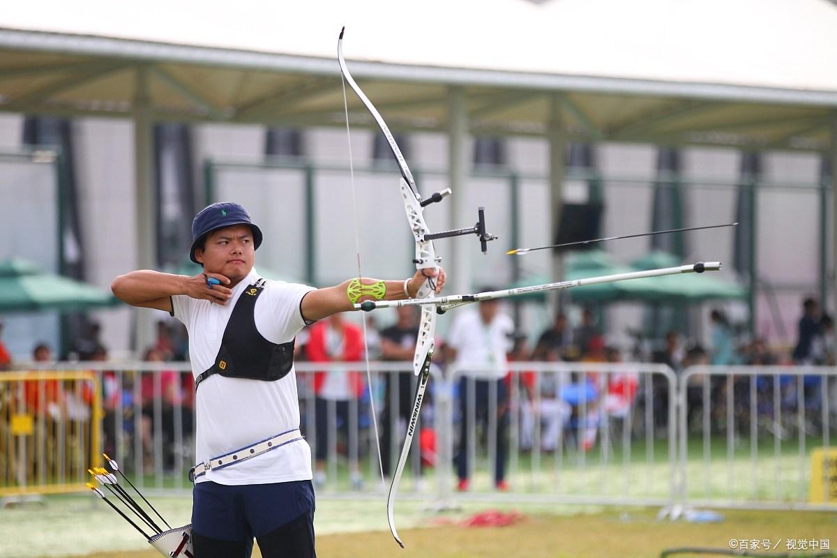 丹麦射箭选手冷静应对，一箭射中靶心
