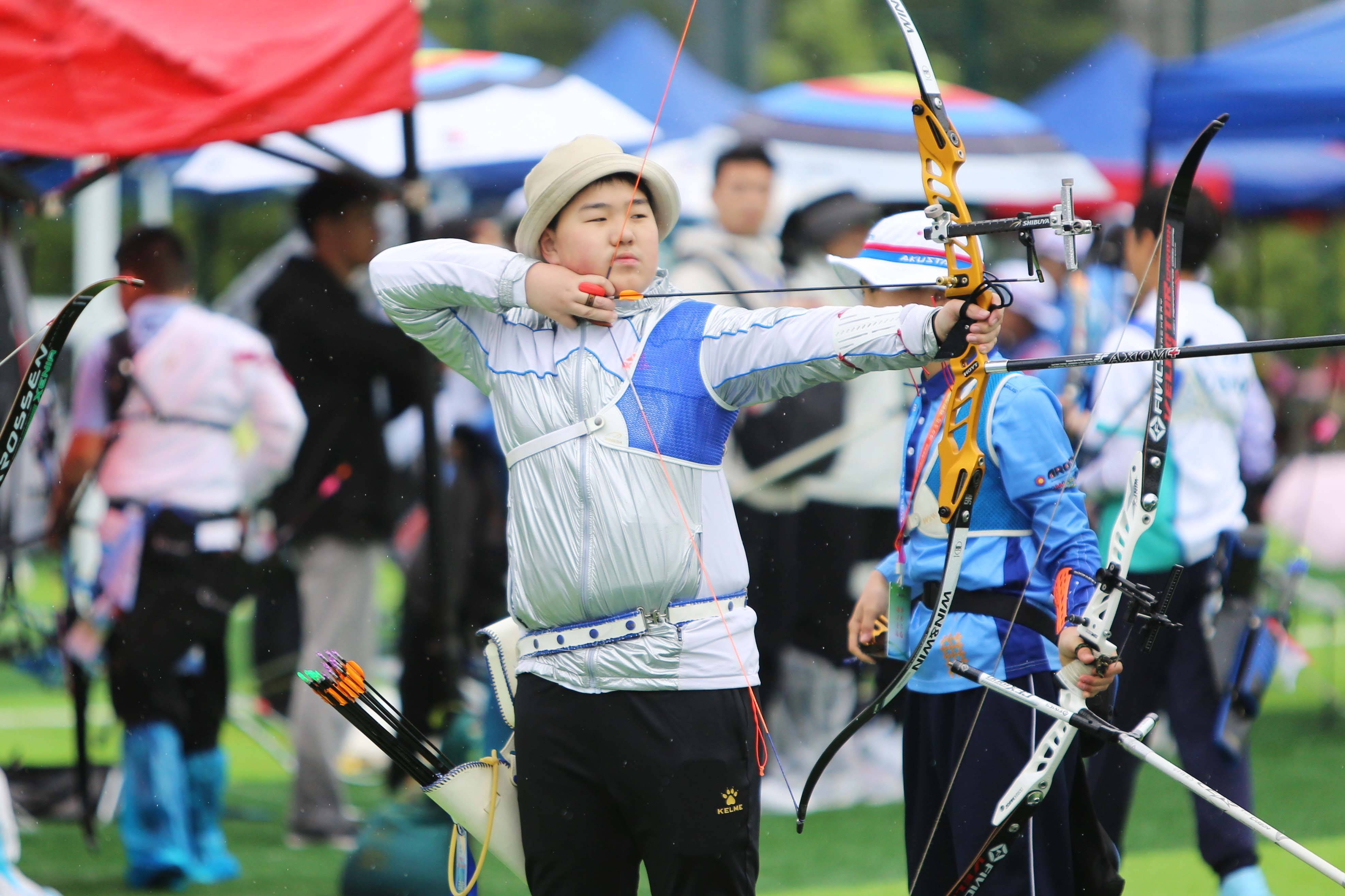 丹麦射箭选手冷静应对，一箭射中靶心