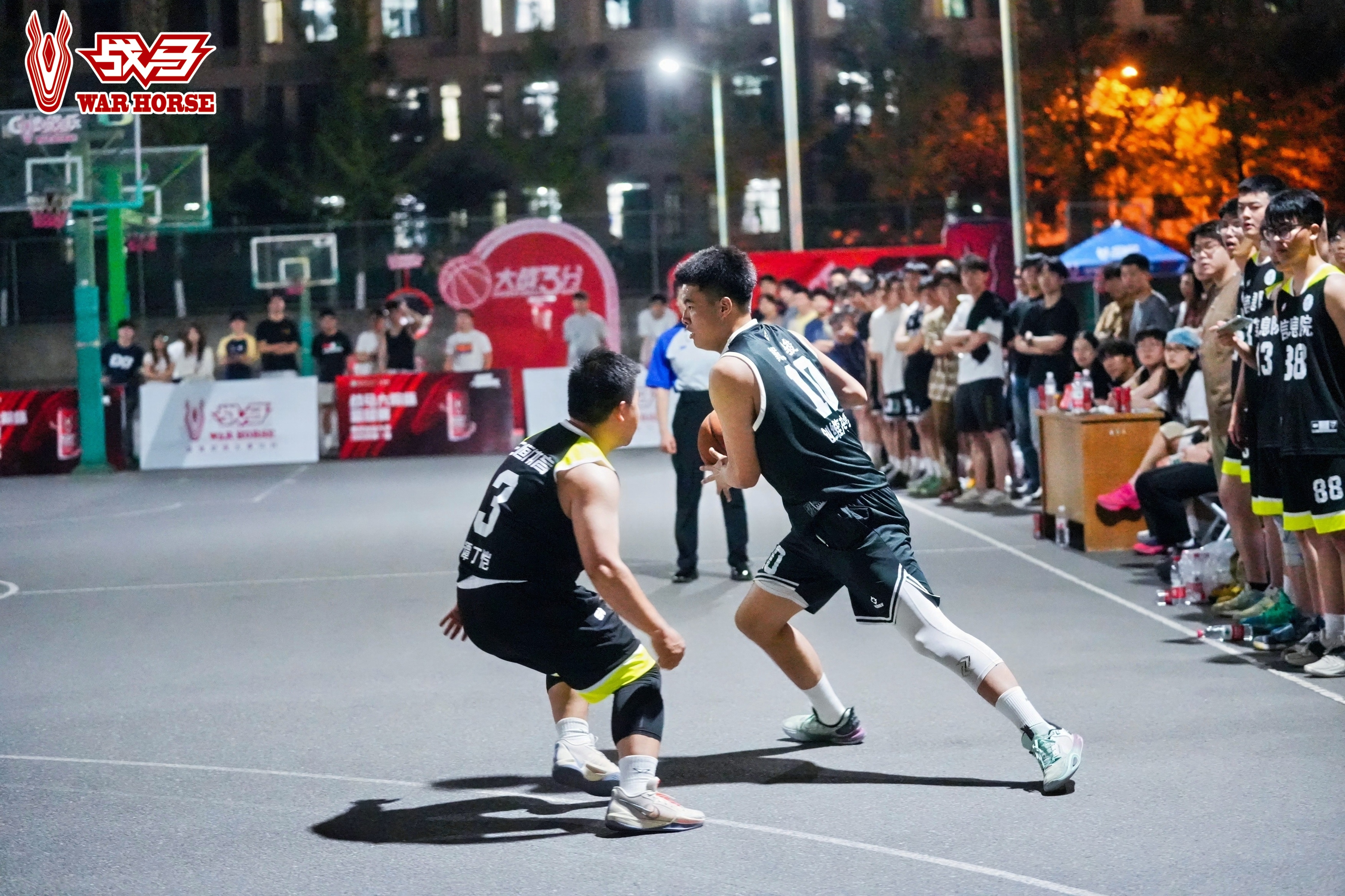 热血男篮联赛赛场上演激烈较量的简单介绍