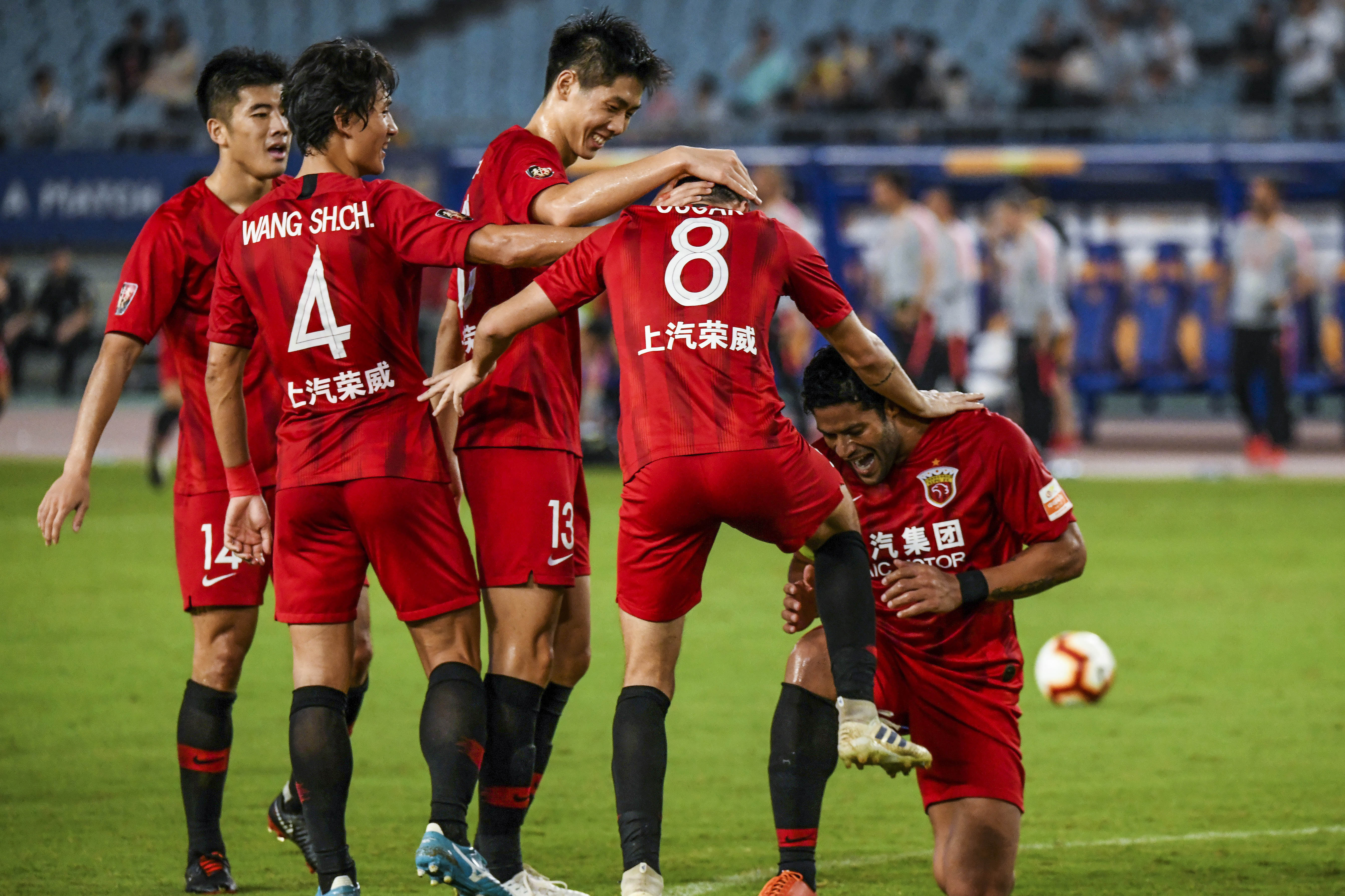 上海上港出色表现，赢得球迷喝彩